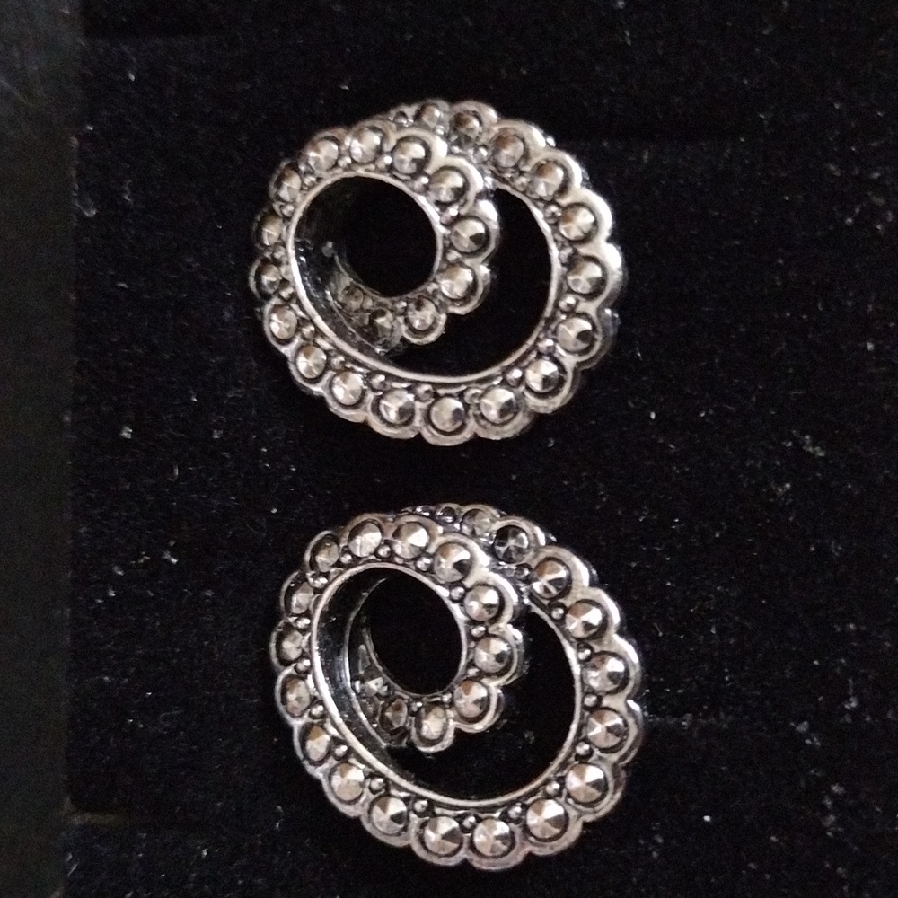 Avon Heirloom Accent earrings